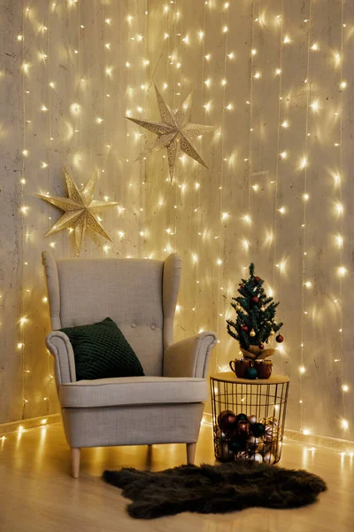 クリスマスの背景 Ledライト付きの壁にヴィンテージアームチェアとクリスマスツリー — ストック写真