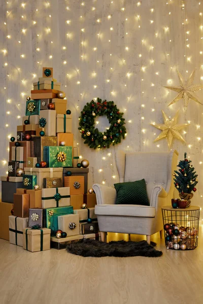 Ledライトを背景にクリスマスツリーの形に配置されたヴィンテージアームチェア リース クリスマスギフトボックス — ストック写真