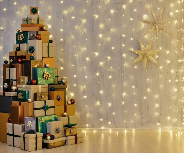 Рождественские Подарочные Коробки Выложенные Виде Елки Фоне Световых Фонарей — стоковое фото