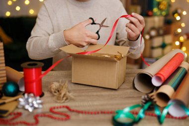 Kırmızı kurdeleyi kesen adamın ellerini kapat.