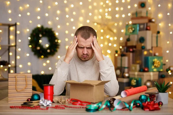 Uomo Stressato Avvolgendo Natale Presente Casa — Foto Stock