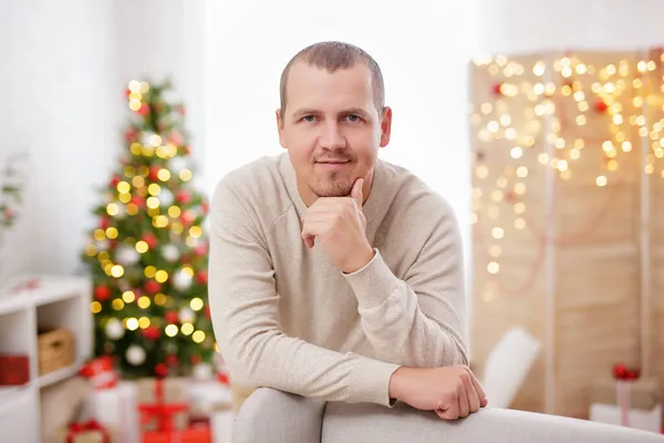 Porträtt Lycklig Man Mysig Jul Interiör — Stockfoto