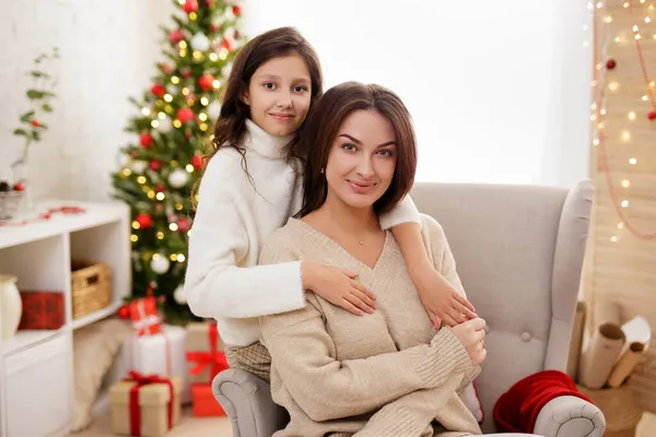 크리스마스 크리스마스 트리와 장식된 엄마와 귀여운 — 스톡 사진