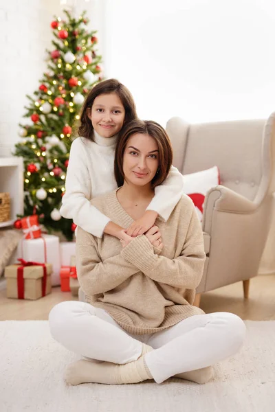 크리스마스 어머니의 어머니와 귀여운 장식된 크리스마스 트리와 — 스톡 사진