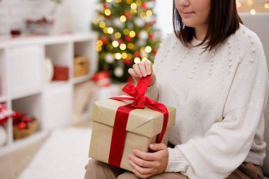 Sıcak noel odasında açık kadın hediyesini kapat