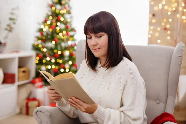 Beautiful Woman Reading Book Christmas Interior — Stock Photo, Image