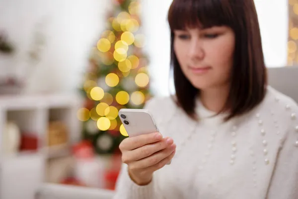 Zbliżenie Strony Telefonu Wpisując Coś Tle Bożego Narodzenia — Zdjęcie stockowe