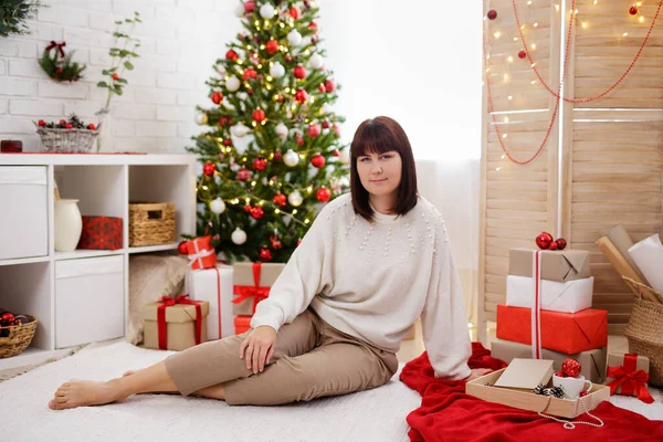 Щаслива Жінка Сидить Килимі Різдвяній Декорованій Кімнаті — стокове фото