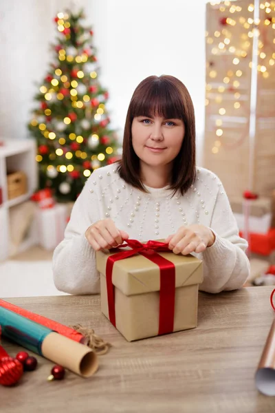 Молода Жінка Обгортаючи Різдвяний Подарунок Декорованій Кімнаті — стокове фото