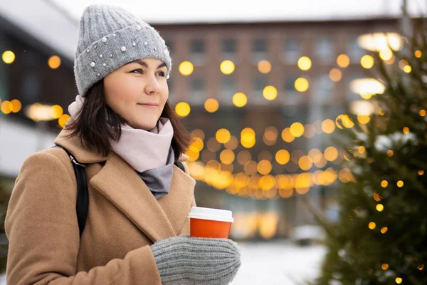 Sogno Donna Attraente Con Caffè Caldo Piedi Nel Mercato Natale — Foto Stock