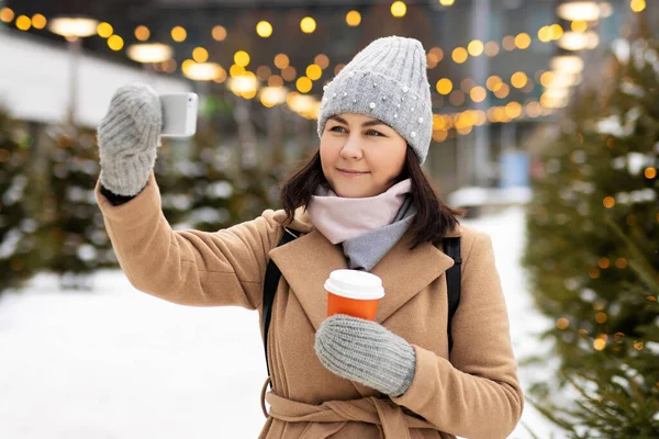 Beautiful Woman Winter Wear Coffee Doing Selfie Christmas Market — Stock Photo, Image