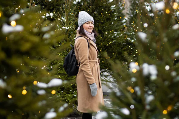 Femme Marchant Entre Les Arbres Noël Dans Vieille Ville — Photo