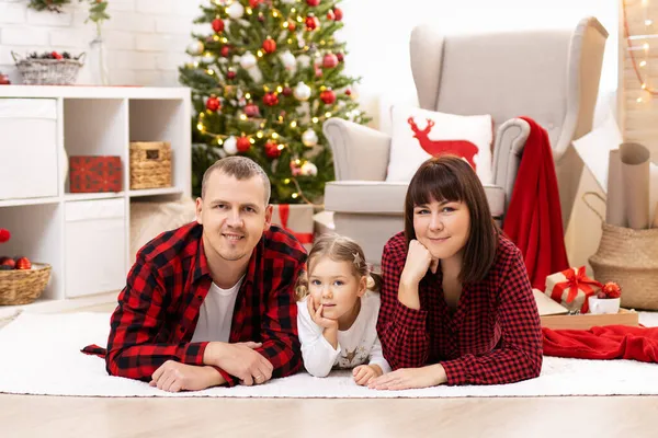 크리스마스 트리로 장식된 카펫에 — 스톡 사진