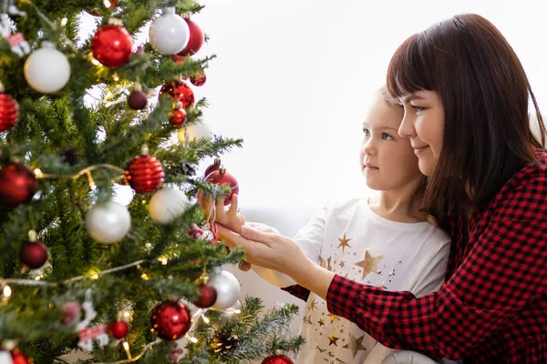 Söt Mor Och Dotter Dekorerade Julgran Hemma — Stockfoto