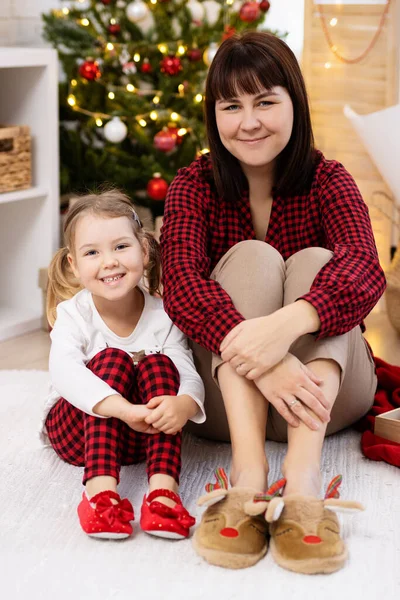 크리스마스 바닥에 어머니와 — 스톡 사진