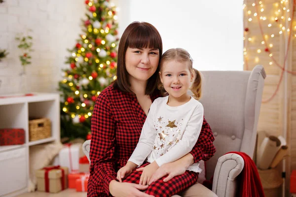 어머니와 크리스마스 디오르와 의자에 — 스톡 사진