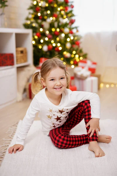 Щаслива Маленька Дівчинка Сидить Біля Ялинки Вдома — стокове фото