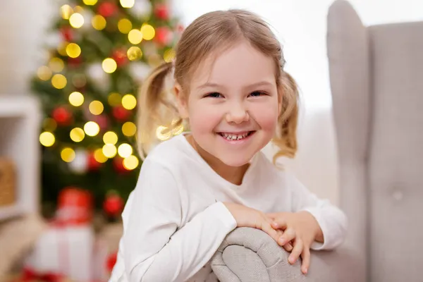 Närbild Porträtt Lycklig Liten Flicka Nära Julgran — Stockfoto