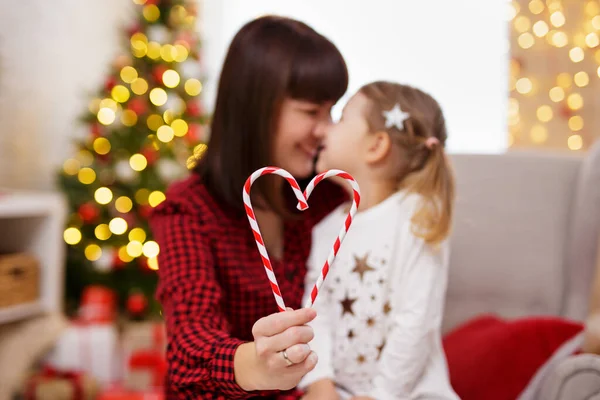 Närbild Hjärtat Från Jul Godis Som Håller Lycklig Kvinna Med — Stockfoto