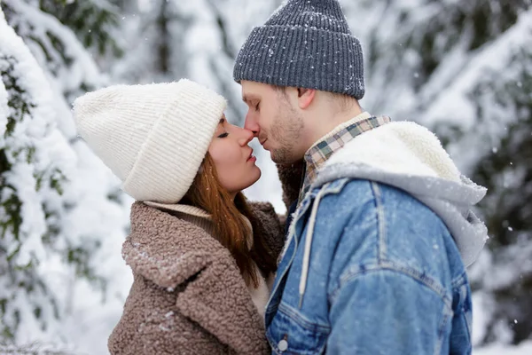 Nahaufnahme Porträt Eines Niedlichen Paares Warmer Kleidung Das Sich Wald — Stockfoto