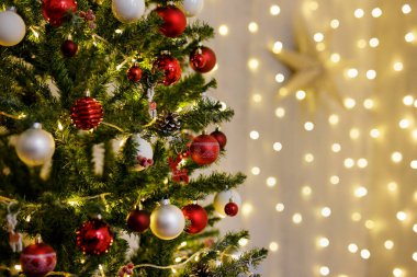 Süslü Noel ağacını renkli mücevherlerle kapatın ve şenlikli ışıkların üzerine alanı kopyalayın.