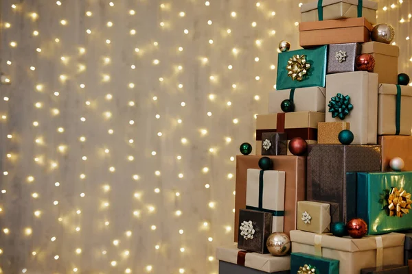 Caixas Presente Natal Empilhadas Sobre Luzes Led Fundo — Fotografia de Stock