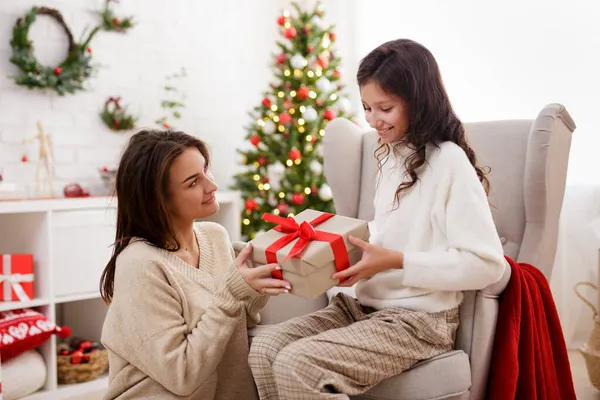 크리스마스 트리로 장식된 거실에서 딸에게 크리스마스 선물을 어머니의 — 스톡 사진