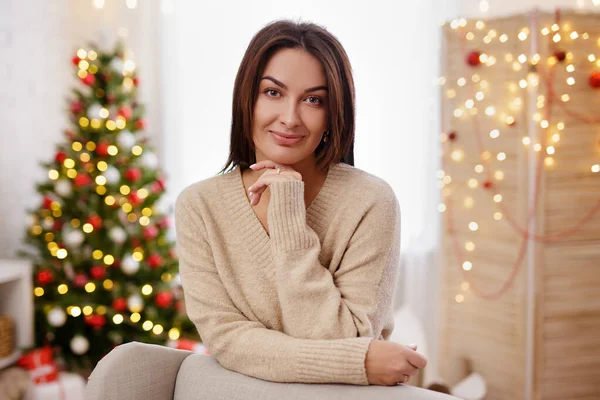 크리스마스 트리와 조명으로 장식된 거실에 아름다운 여인의 — 스톡 사진