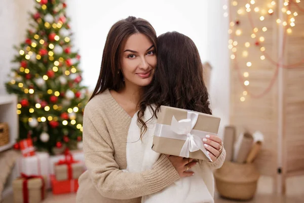 Jultradition Koncept Porträtt Ung Vacker Kvinna Med Julklapp Omfamnar Sin — Stockfoto