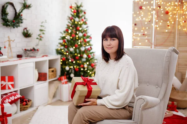 Щаслива Жінка Подарунком Затишній Різдвяній Кімнаті — стокове фото
