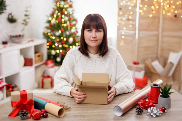 Mulher Senta Mesa Caixa Embrulho Quarto Decorado Natal — Fotografia de Stock