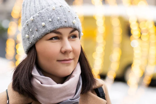 Gros Plan Femme Rêveuse Mignonne Hiver Plein Air — Photo