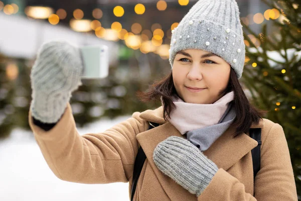 Donna Felice Inverno Indossare Facendo Selfie Nel Mercato Natale — Foto Stock