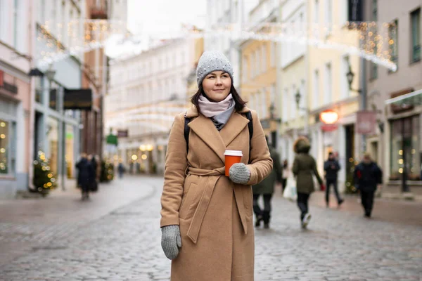 Donna Inverno Indossare Con Caffè Passeggiando Strada Nel Centro Storico — Foto Stock