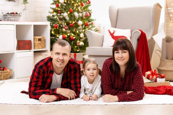 크리스마스 트리로 장식된 카펫에 — 스톡 사진