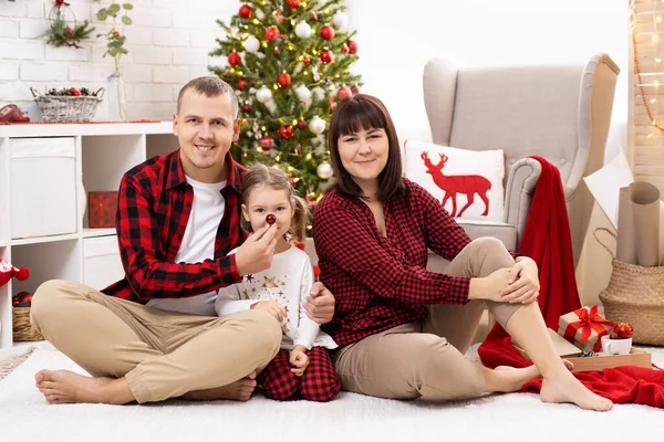 크리스마스 장식이 잠옷을 가족들 — 스톡 사진