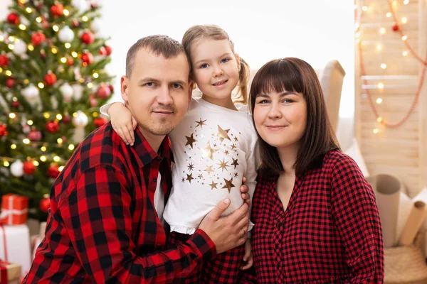 Portret Szczęśliwej Rodziny Pokoju Urządzone Boże Narodzenie — Zdjęcie stockowe