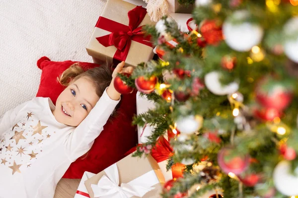 Evdeki Noel Ağacının Altında Yatan Küçük Kız — Stok fotoğraf