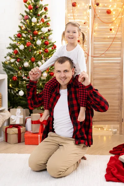 Dotter Sitter Pappas Axel Nära Julgran Hemma — Stockfoto