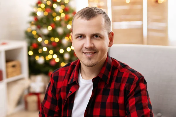 Portrait Homme Dans Salon Lumineux Décoré Avec Arbre Noël Maison — Photo