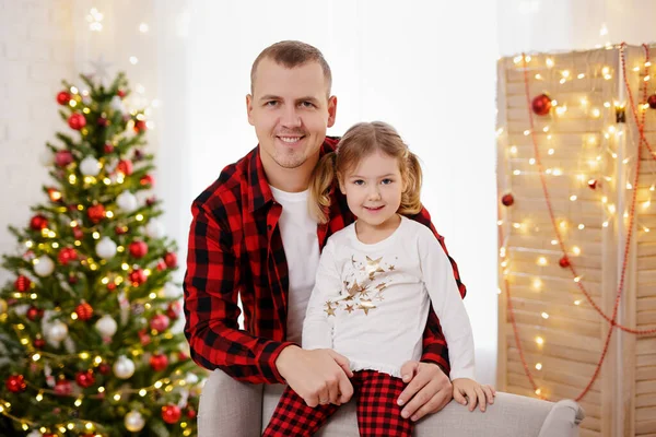 Lycklig Far Och Dotter Poserar Jul Inredda Rum — Stockfoto