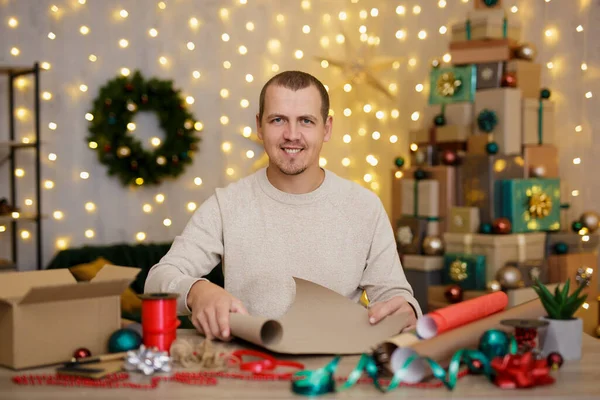 Boldog Ember Csomagolás Karácsonyi Ajándékok Papírra Otthon — Stock Fotó