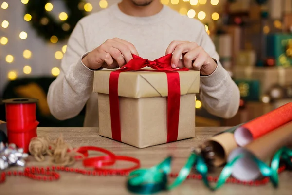 Primer Plano Mano Del Hombre Atando Lazo Regalo Casa —  Fotos de Stock