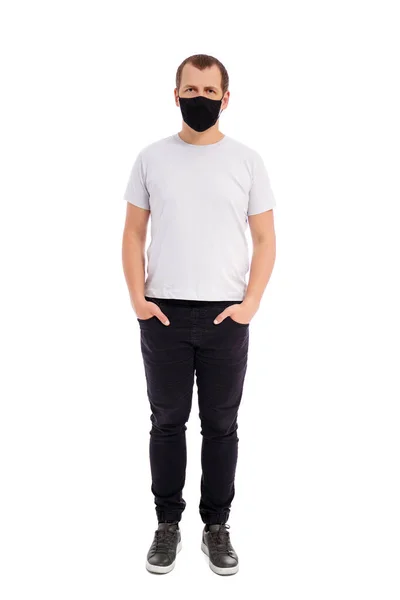 コロナウイルスとヘルスケアの概念 白い背景に隔離された顔のマスクを身に着けているコピースペースと白いTシャツでハンサムな男の完全な長さの肖像画 — ストック写真