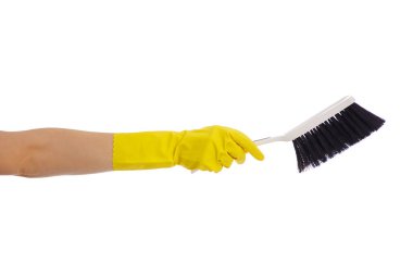 Oda bakımı konsepti - beyaz arka planda izole edilmiş plastik fırça tutan sarı lastik eldiven