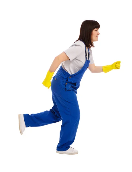 仕事のコンセプト 白い背景に隔離された青いローブの制服と黄色の手袋で幸せな女性のクリーナー — ストック写真