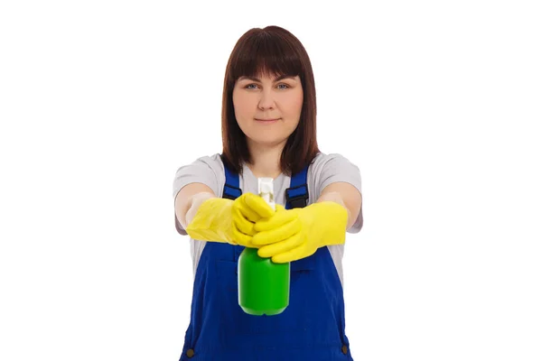 Retrato Mulher Profissional Limpeza Azul Uniforme Segurando Spray Detergente Isolado — Fotografia de Stock