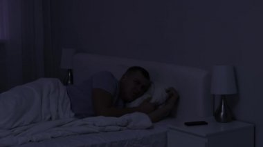 Gürültülü komşuluk kavramı - kızgın adam geceleri uyuyamaz ve gürültücü komşularına kapıyı çalar.