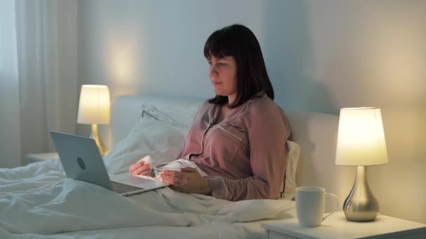 Junge Emotionale Frau Sitzt Auf Dem Bett Schlafzimmer Schaut Film — Stockvideo
