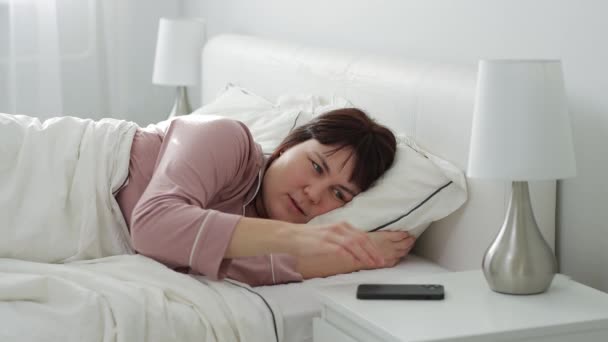 Buongiorno Concetto Giovane Donna Svegliarsi Spegnere Sveglia Sul Suo Smartphone — Video Stock